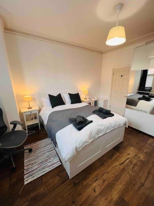 Lovely 2 Bedroom Ground Floor Flat With Garden. Londra Exterior foto