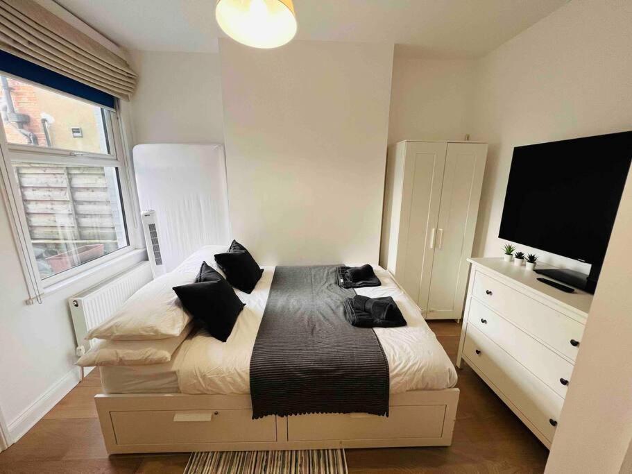 Lovely 2 Bedroom Ground Floor Flat With Garden. Londra Exterior foto