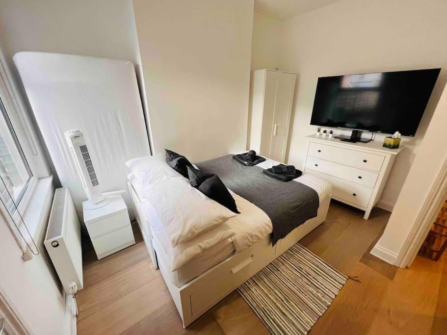 Lovely 2 Bedroom Ground Floor Flat With Garden. Londra Exterior foto