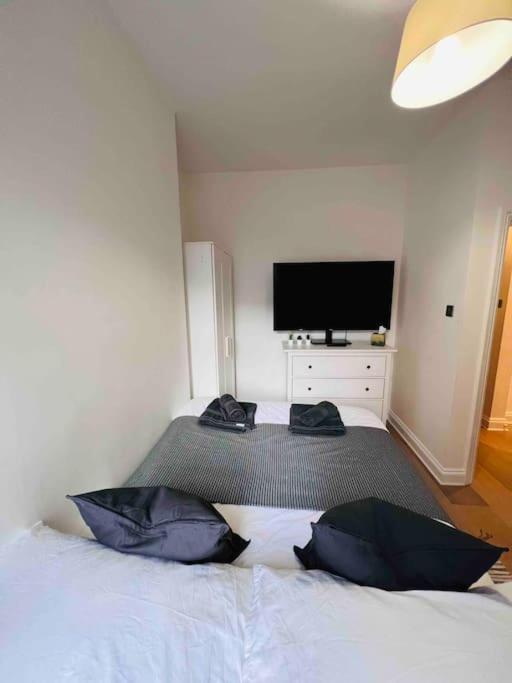 Lovely 2 Bedroom Ground Floor Flat With Garden. Londra Exterior foto