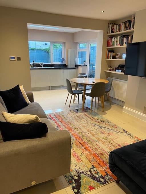 Lovely 2 Bedroom Ground Floor Flat With Garden. Londra Exterior foto
