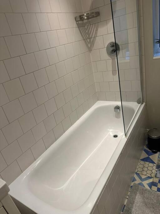 Lovely 2 Bedroom Ground Floor Flat With Garden. Londra Exterior foto