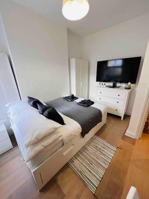 Lovely 2 Bedroom Ground Floor Flat With Garden. Londra Exterior foto