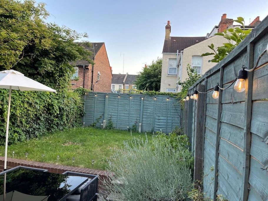 Lovely 2 Bedroom Ground Floor Flat With Garden. Londra Exterior foto