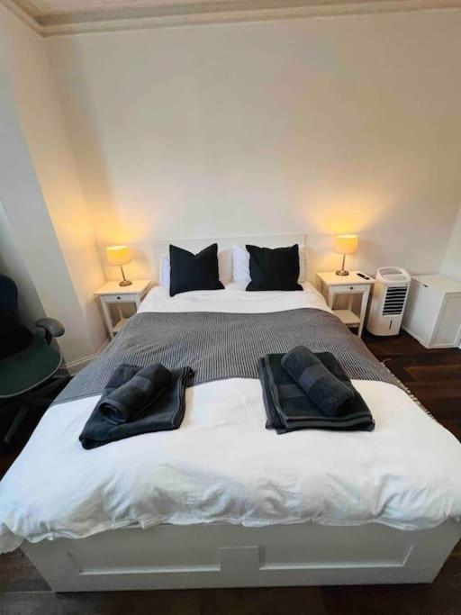 Lovely 2 Bedroom Ground Floor Flat With Garden. Londra Exterior foto