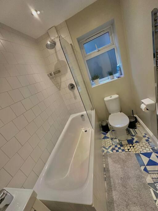 Lovely 2 Bedroom Ground Floor Flat With Garden. Londra Exterior foto