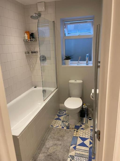Lovely 2 Bedroom Ground Floor Flat With Garden. Londra Exterior foto