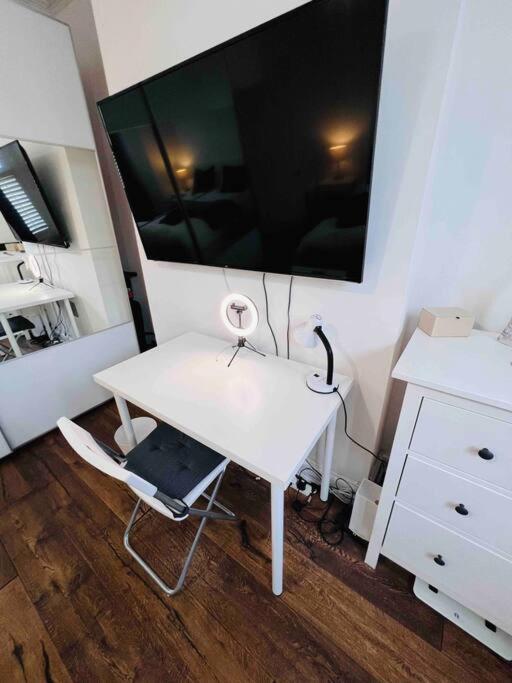 Lovely 2 Bedroom Ground Floor Flat With Garden. Londra Exterior foto