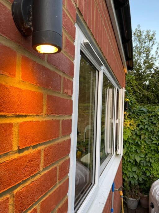 Lovely 2 Bedroom Ground Floor Flat With Garden. Londra Exterior foto