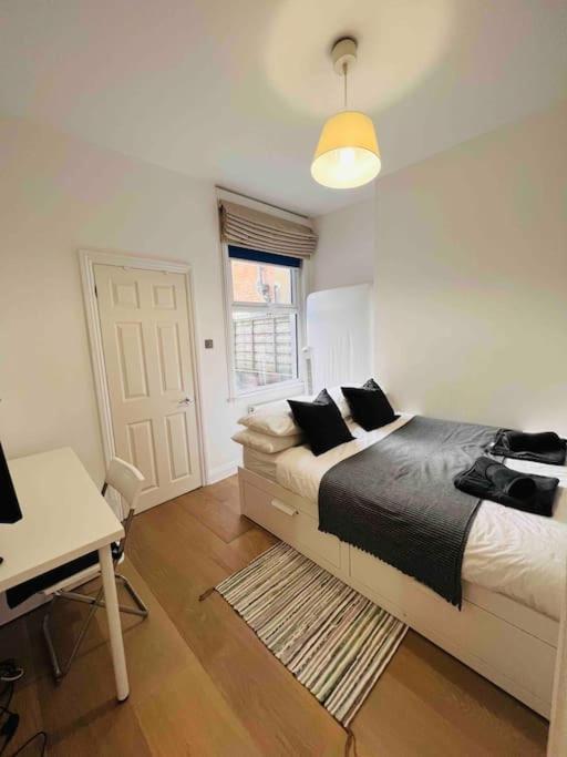 Lovely 2 Bedroom Ground Floor Flat With Garden. Londra Exterior foto