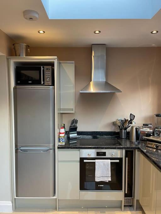 Lovely 2 Bedroom Ground Floor Flat With Garden. Londra Exterior foto