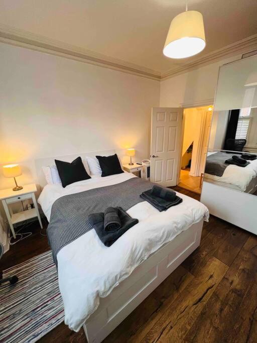 Lovely 2 Bedroom Ground Floor Flat With Garden. Londra Exterior foto