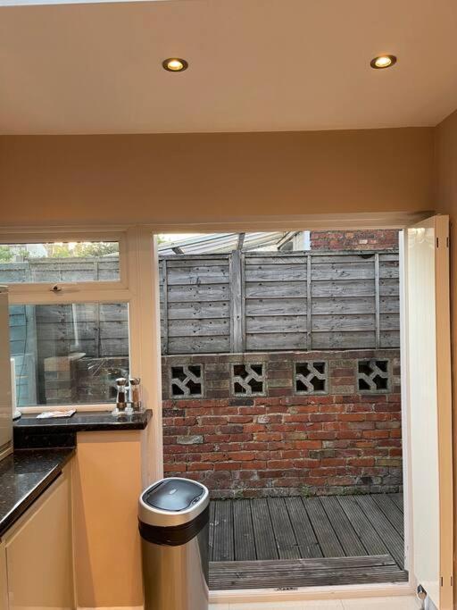 Lovely 2 Bedroom Ground Floor Flat With Garden. Londra Exterior foto