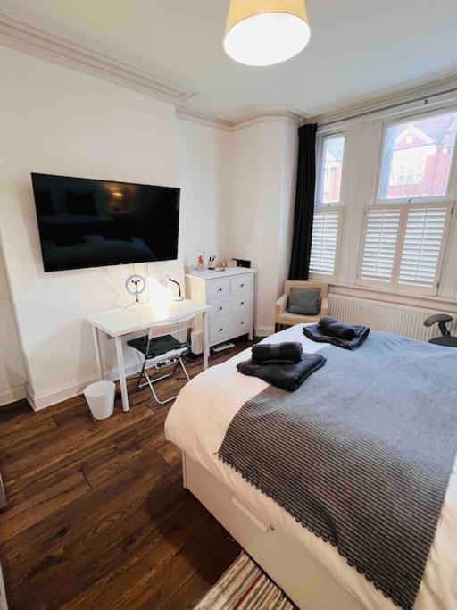 Lovely 2 Bedroom Ground Floor Flat With Garden. Londra Exterior foto