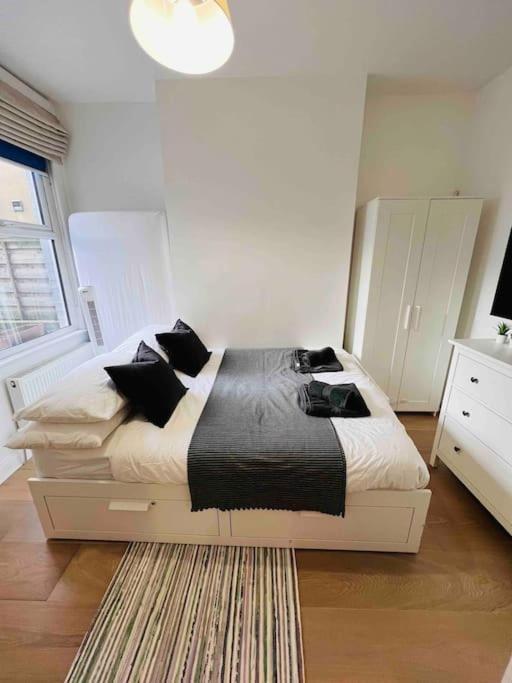 Lovely 2 Bedroom Ground Floor Flat With Garden. Londra Exterior foto