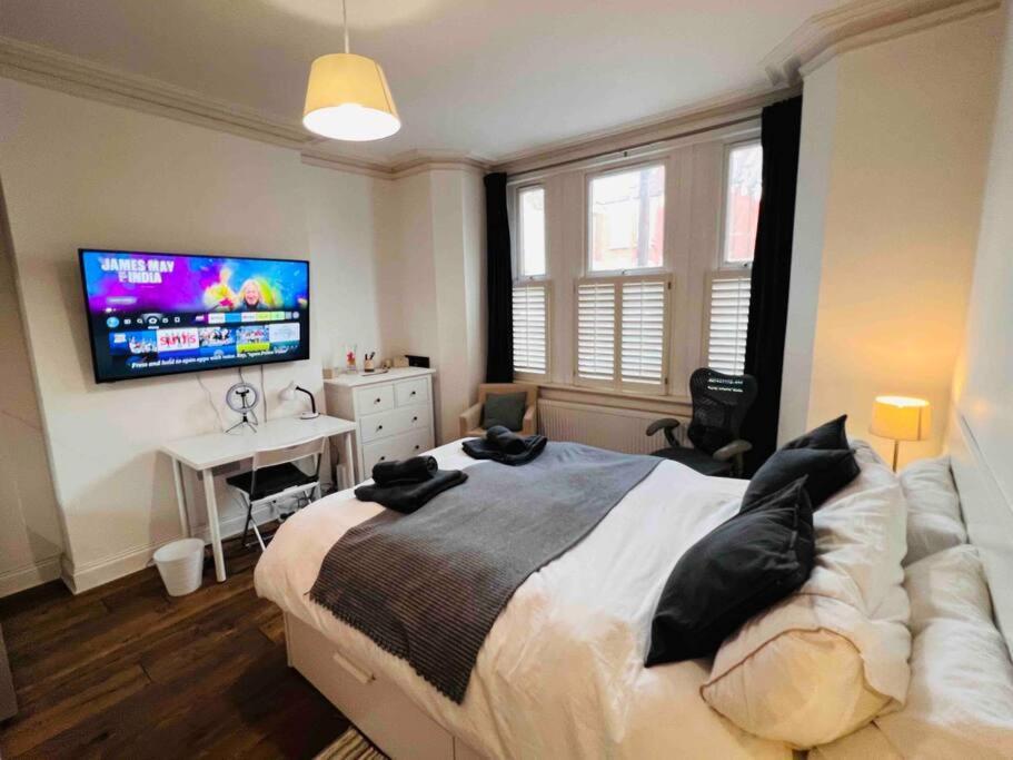Lovely 2 Bedroom Ground Floor Flat With Garden. Londra Exterior foto