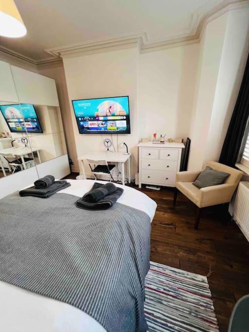 Lovely 2 Bedroom Ground Floor Flat With Garden. Londra Exterior foto